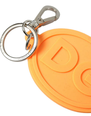 Llavero de goma naranja con logo DG y metal de latón plateado