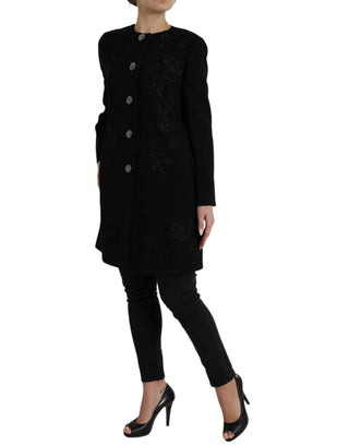 Schwarze, mit Blumen bestickte Wolljacke mit Knopfverzierungen
