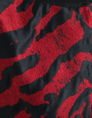 Chaqueta corta negra con estampado rojo