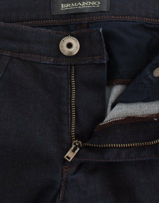 Pantalones de mezclilla azules ajustados