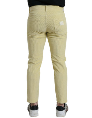 Gelbe schmale Jeans aus Cord mit Logo-Plakette