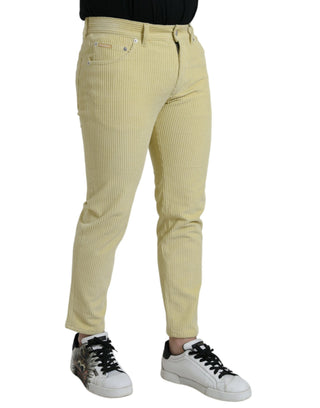 Gelbe schmale Jeans aus Cord mit Logo-Plakette