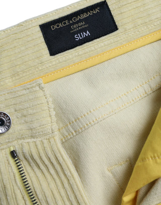 Gelbe schmale Jeans aus Cord mit Logo-Plakette