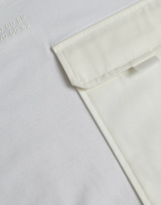 Weißes Baumwoll-T-Shirt mit kurzen Ärmeln und Brusttasche