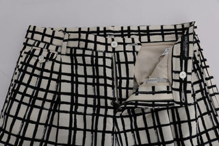 Weiß-schwarz gestreifte Freizeit-Shorts