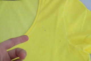 Gelbes Rundhals-Kurzarmshirt Bluse