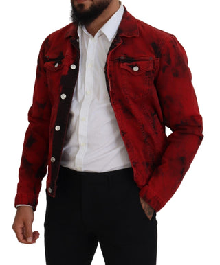 Chaqueta vaquera de hombre roja con estampado tie dye negro y cuello