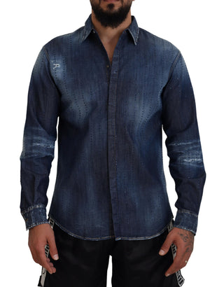 Blaues zerfetztes, kristallverziertes Jeanshemd