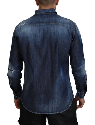 Blaues zerfetztes, kristallverziertes Jeanshemd