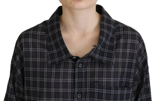 Camisa negra a cuadros con cuello y botones, mangas largas
