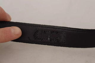 Cinturón clásico de cuero negro con hebilla metálica plateada