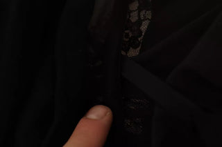 Schwarzes A-Linien-Minikleid mit V-Ausschnitt und langen Ärmeln