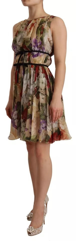 Beiges ärmelloses Rundhals-Minikleid mit Blumenmuster