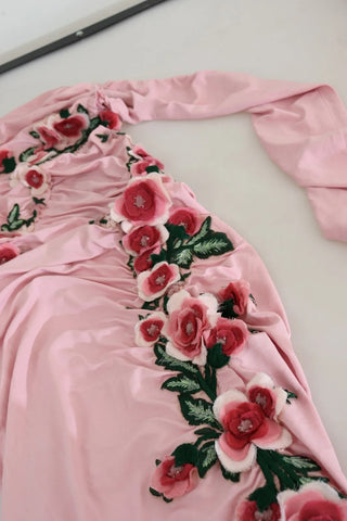 Pinkes, blumenverziertes One-Shoulder-Kleid