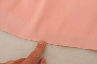 Pinkes trägerloses figurbetontes Midi-Kleid aus Stretch-Seide
