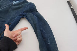 Blaue Lederjacke mit Lochmuster und durchgehendem Reißverschluss