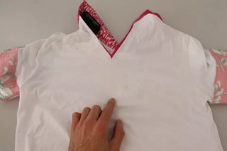 Weißes Sartoria T-Shirt mit breitem Kragen und Knöpfen