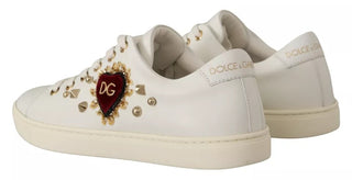 Zapatillas blancas de cuero con corazón rojo y detalles dorados