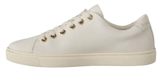 Zapatillas blancas de cuero con corazón rojo y detalles dorados