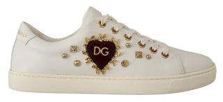 Zapatillas blancas de cuero con corazón rojo y detalles dorados