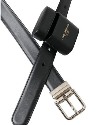 Funda para Airpods de cuero negro con hebilla plateada