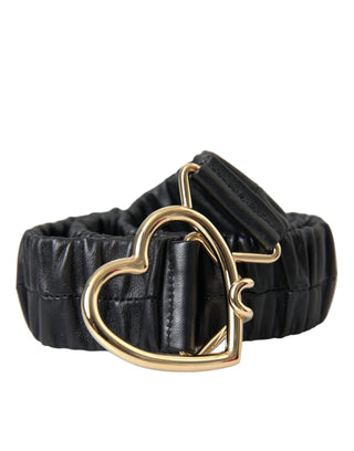 Cinturón de cuero negro con hebilla de metal dorado en forma de corazón