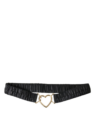 Cinturón de cuero negro con hebilla de metal dorado en forma de corazón