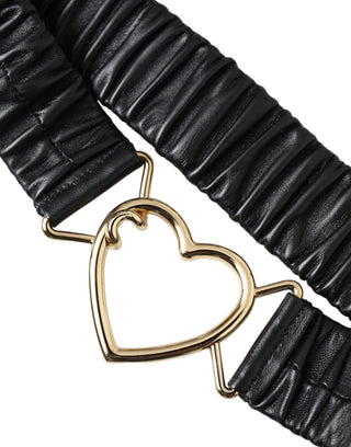 Cinturón de cuero negro con hebilla de metal dorado en forma de corazón