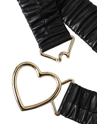 Cinturón de cuero negro con hebilla de metal dorado en forma de corazón