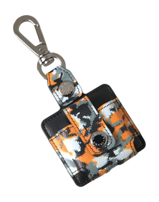 Funda para Airpods de cuero con estampado de camuflaje multicolor y logo metálico