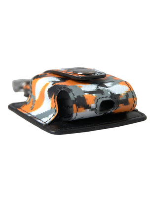 Funda para Airpods de cuero con estampado de camuflaje multicolor y logo metálico