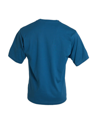 Camiseta azul de manga corta con cuello redondo y logo  