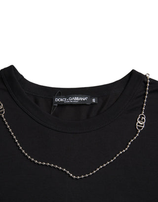 Camiseta negra de algodón con cadena plateada y manga corta  