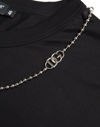 Camiseta negra de algodón con cadena plateada y manga corta  