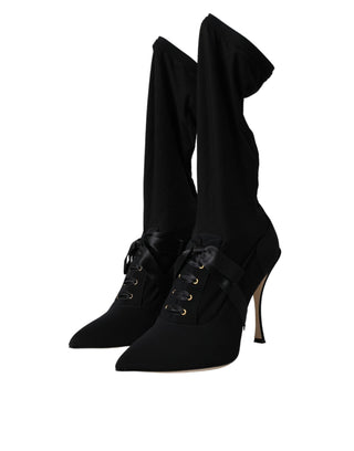 Botas negras de tacón stiletto hasta media pantorrilla