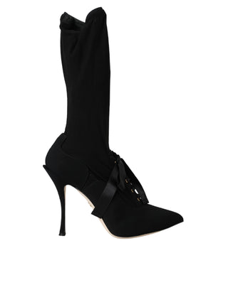 Botas negras de tacón stiletto hasta media pantorrilla