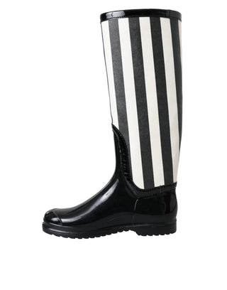Schwarze kniehohe flache Gummistiefel Schuhe