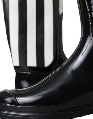 Schwarze kniehohe flache Gummistiefel Schuhe