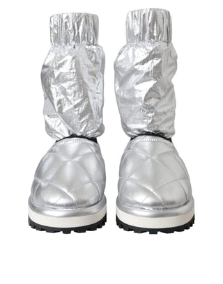 Metallic-silberne gesteppte Stiefel mit Logo-Patch