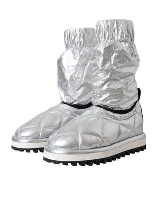 Metallic-silberne gesteppte Stiefel mit Logo-Patch