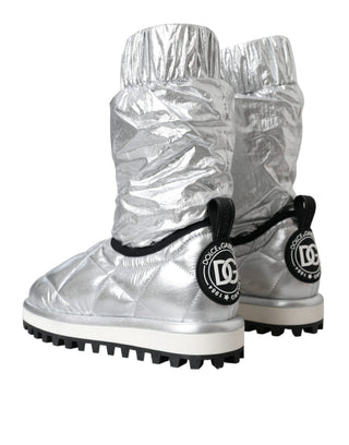 Metallic-silberne gesteppte Stiefel mit Logo-Patch