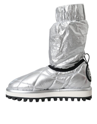 Metallic-silberne gesteppte Stiefel mit Logo-Patch