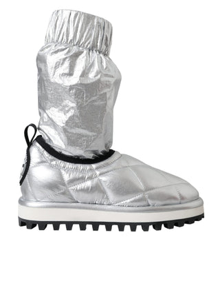 Metallic-silberne gesteppte Stiefel mit Logo-Patch