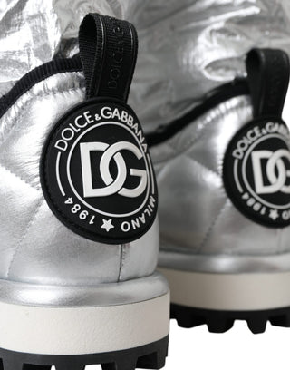 Metallic-silberne gesteppte Stiefel mit Logo-Patch