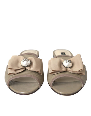 Sandalias planas beige con logo y perlas tipo slide  