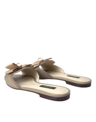 Sandalias planas beige con logo y perlas tipo slide  