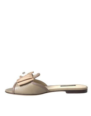Sandalias planas beige con logo y perlas tipo slide  