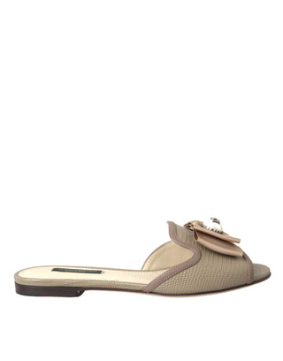 Sandalias planas beige con logo y perlas tipo slide  