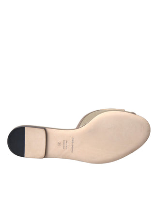 Sandalias planas beige con logo y perlas tipo slide  