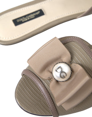 Sandalias planas beige con logo y perlas tipo slide  
